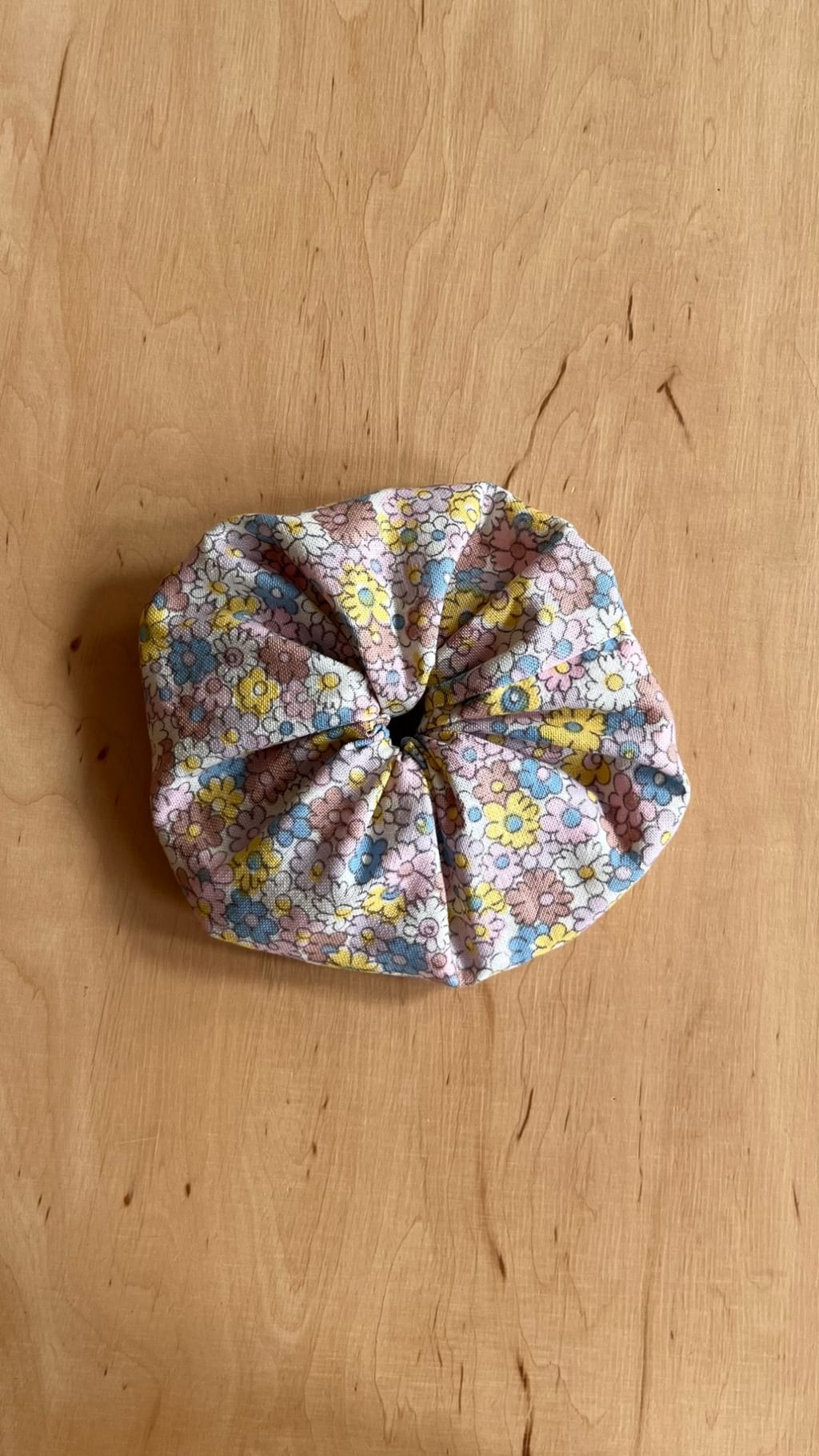 Średnia scrunchie z tkaniny lnianej vintage kwiatki