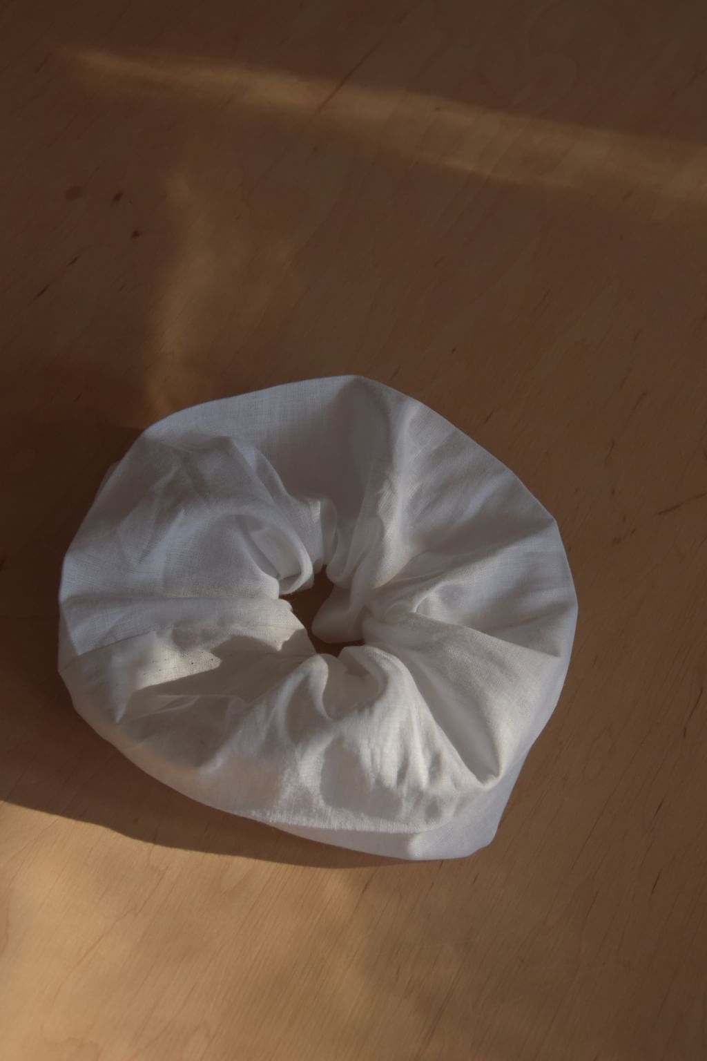 Duża scrunchie z tkaniny vintage biała.