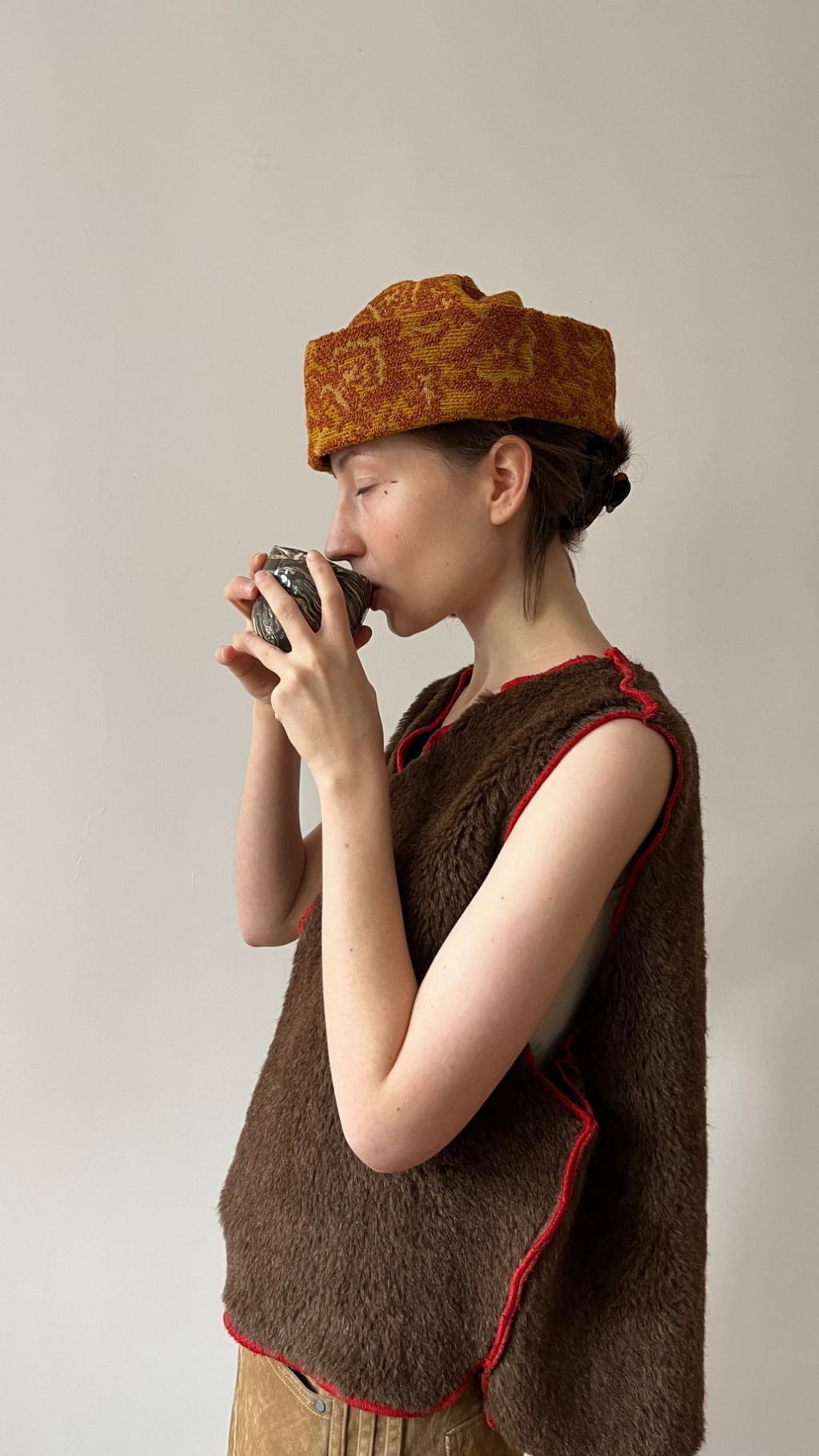 Kamizelka z welny lamy i alpaki z czerwoną kontrastową lamówką