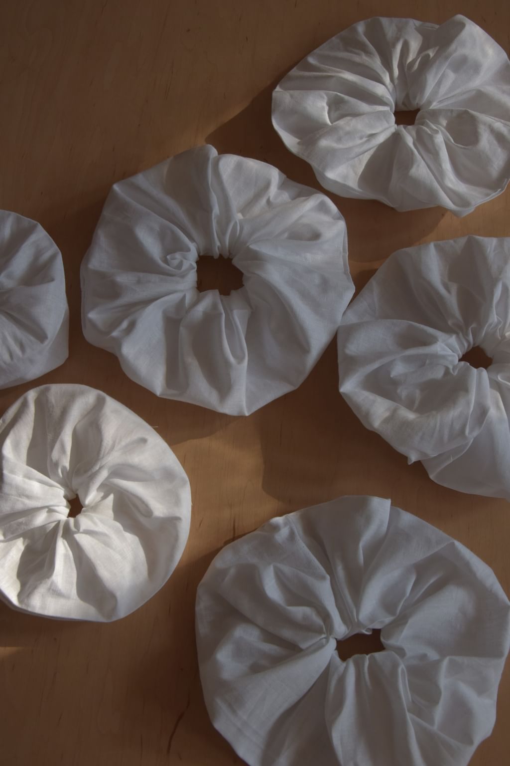 Duża scrunchie z tkaniny vintage biała.