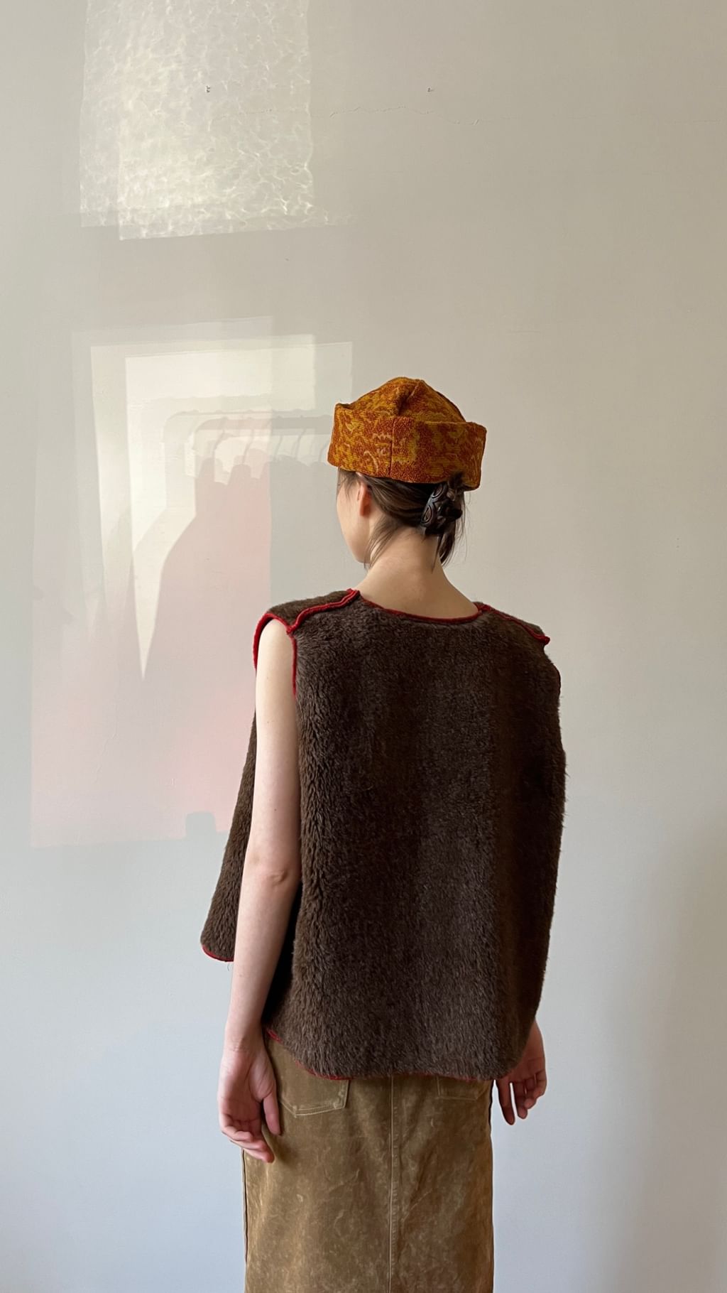 Kamizelka z welny lamy i alpaki z czerwoną kontrastową lamówką