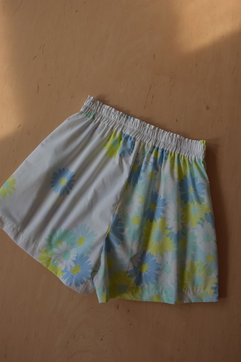 Upcycled - Krótkie patchworkowe spodenki z tkaniny vintage w kwiaty
