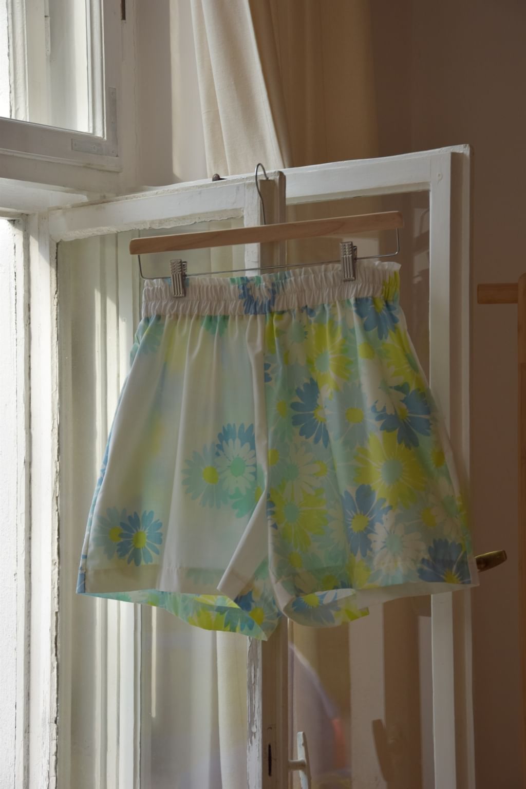 Upcycled - Krótkie patchworkowe spodenki z tkaniny vintage w kwiaty