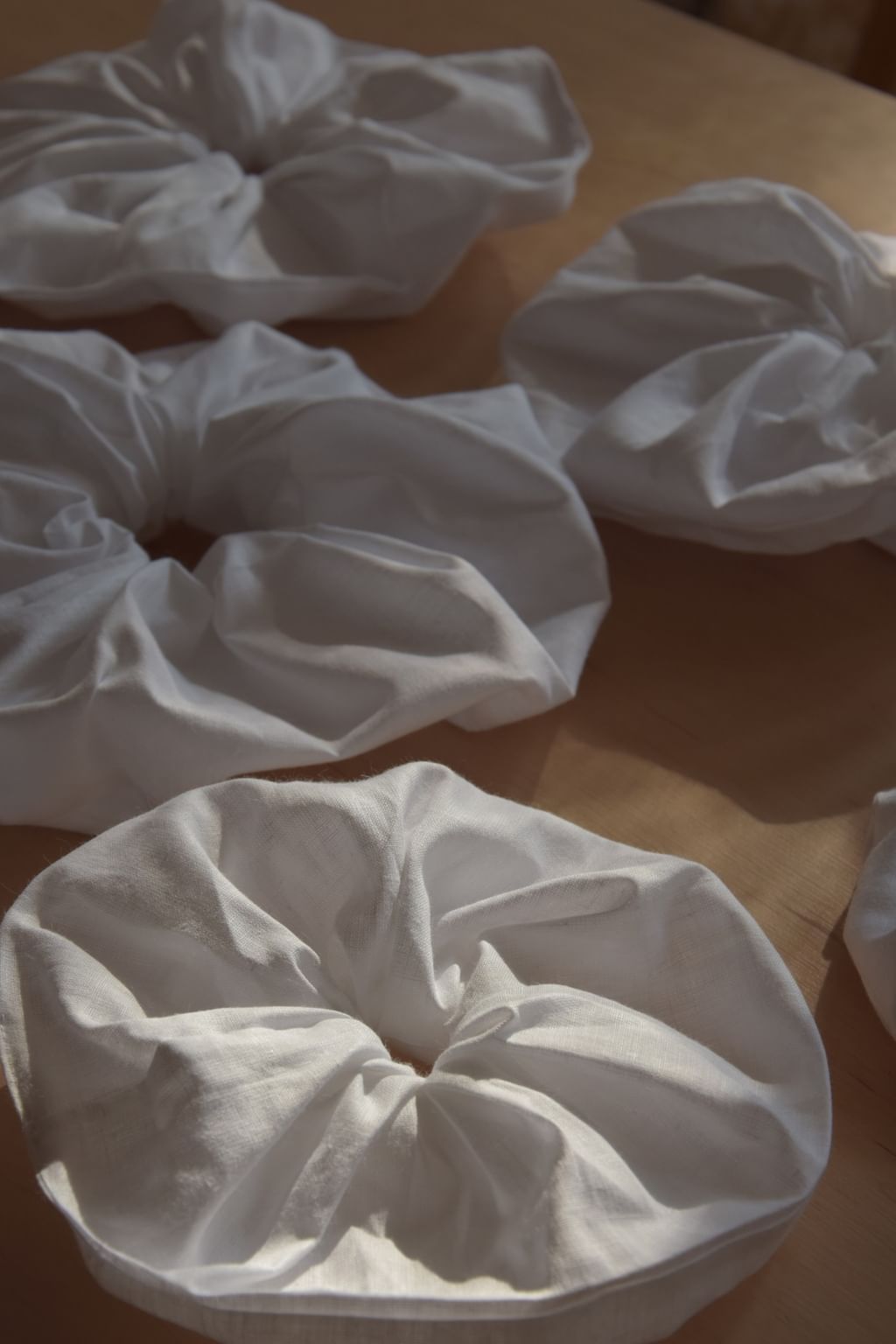 Duża scrunchie z tkaniny vintage biała.