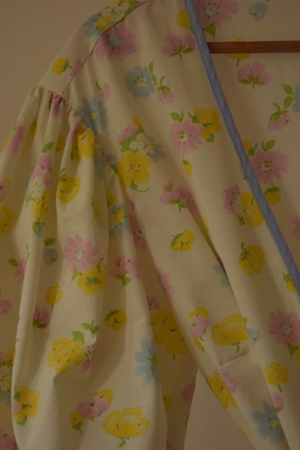 Upcycled - Bluzka z bufiastymi rękawami z tkaniny pościelowej niebieska lamówka