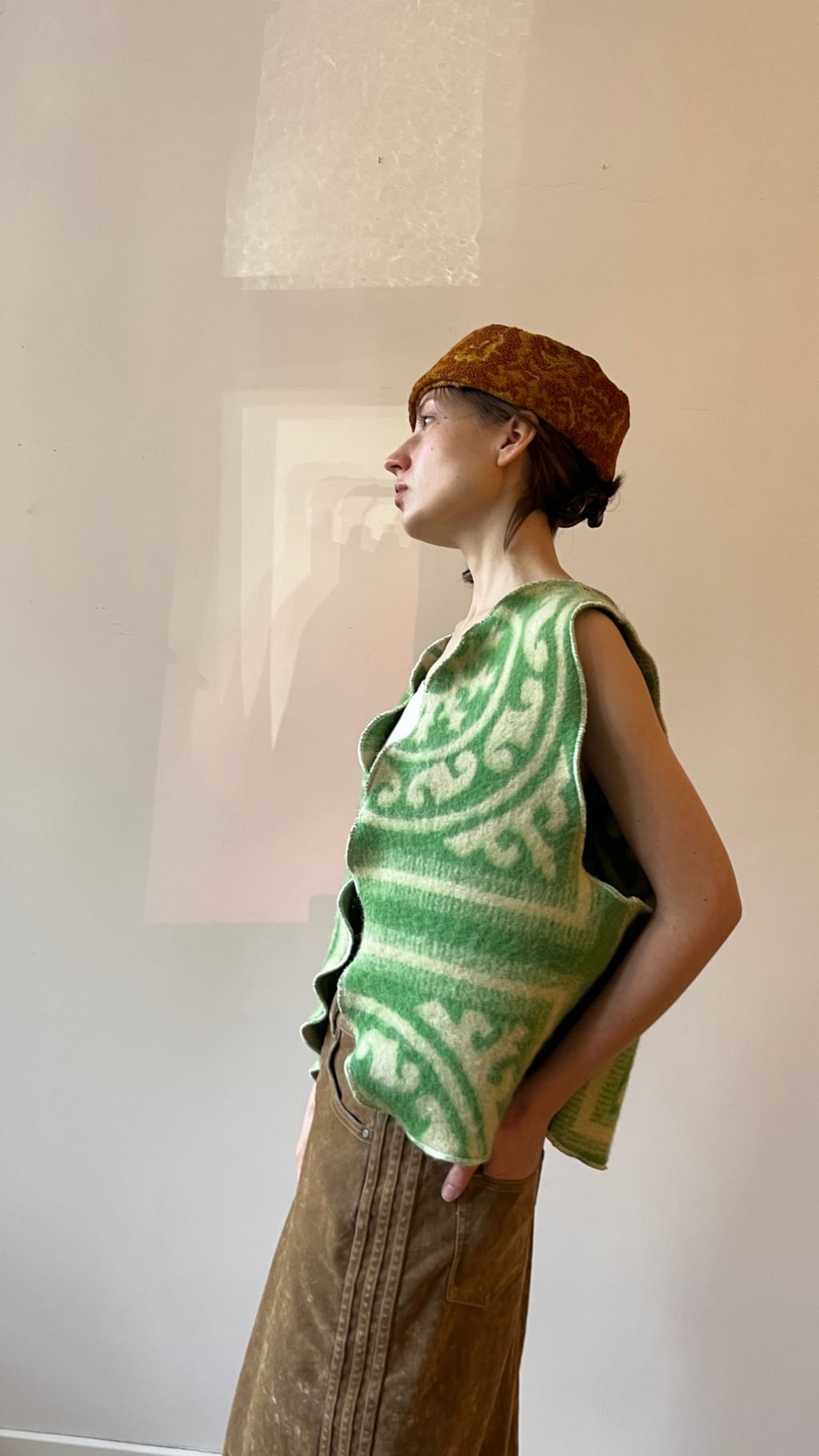 Zielona kamizelka z wełnianego koca