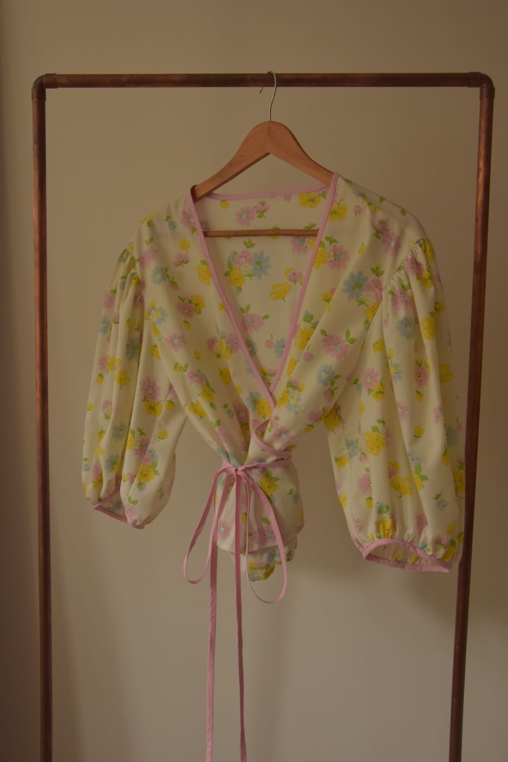 Upcycled - Bluzka z bufiastymi rękawami z tkaniny pościelowej różowa lamówka