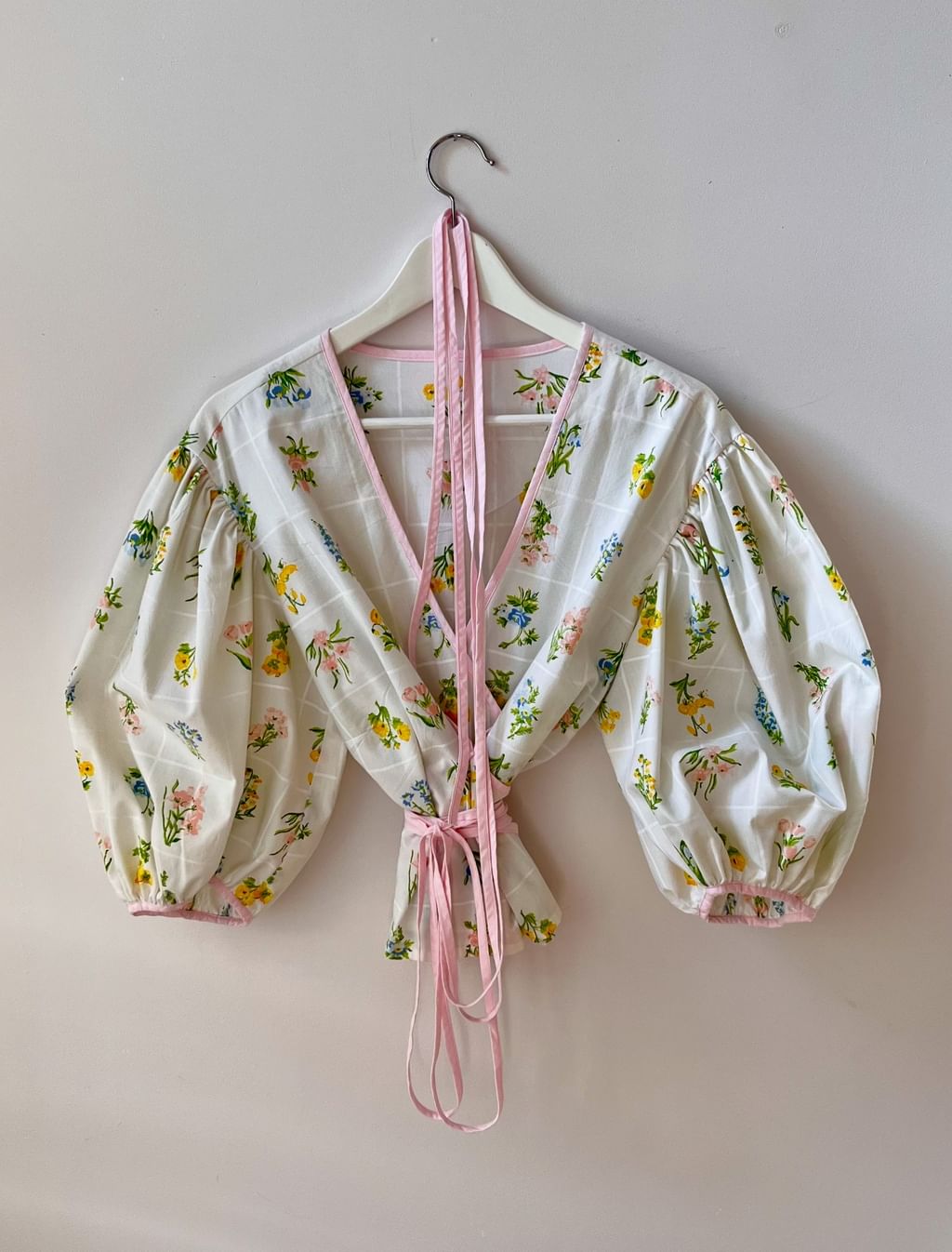 Upcycled - Bluzka z bufiastymi rękawami z tkaniny pościelowej różowa lamówka