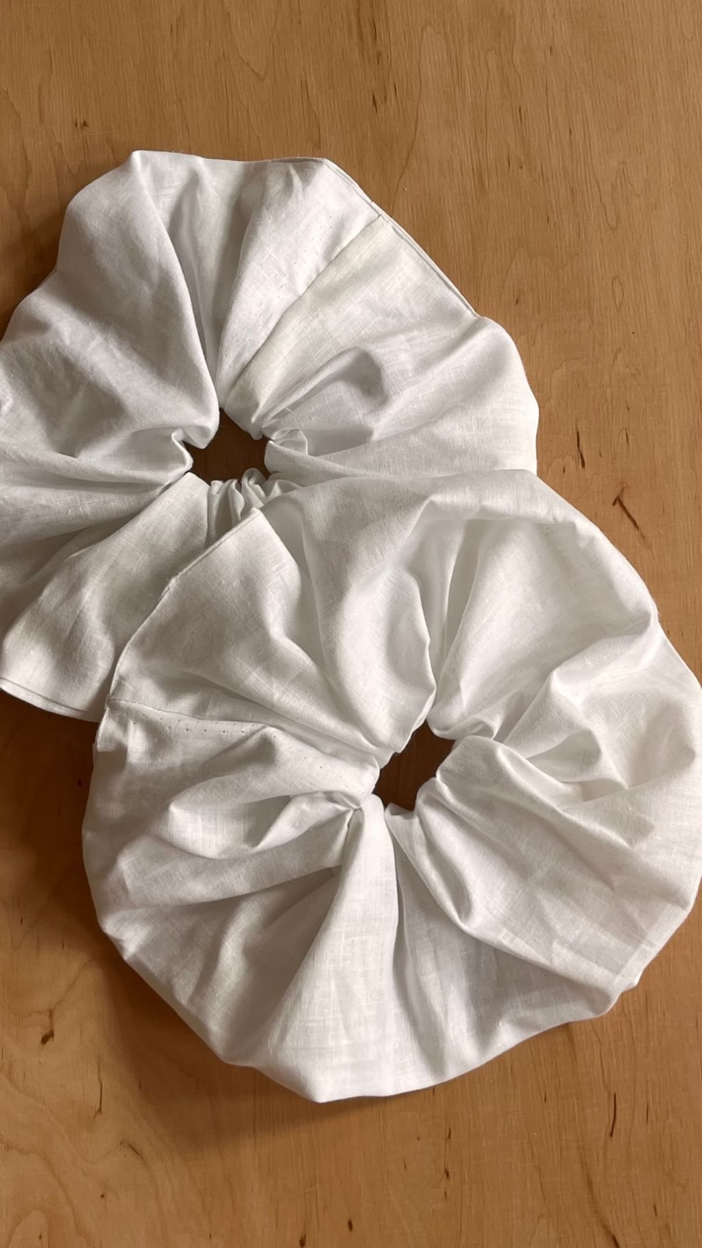 Duża scrunchie z tkaniny vintage biała.