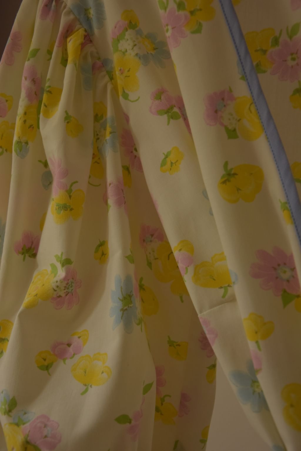 Upcycled - Bluzka z bufiastymi rękawami z tkaniny pościelowej niebieska lamówka