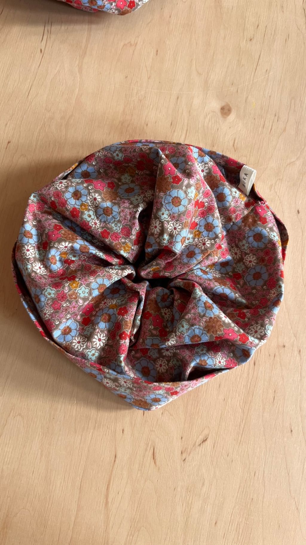 Duża scrunchie z tkaniny vintage kwiatki różowo niebieskie