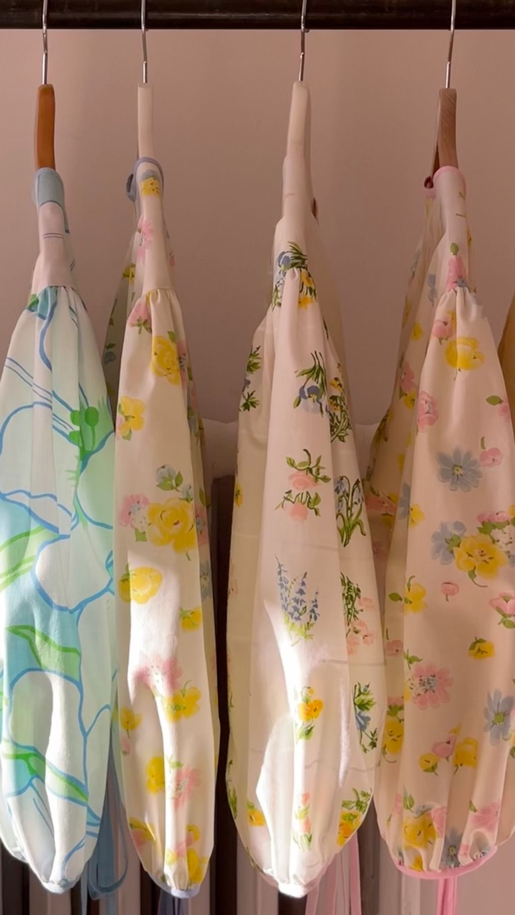 Upcycled - Bluzka z bufiastymi rękawami z tkaniny pościelowej różowa lamówka