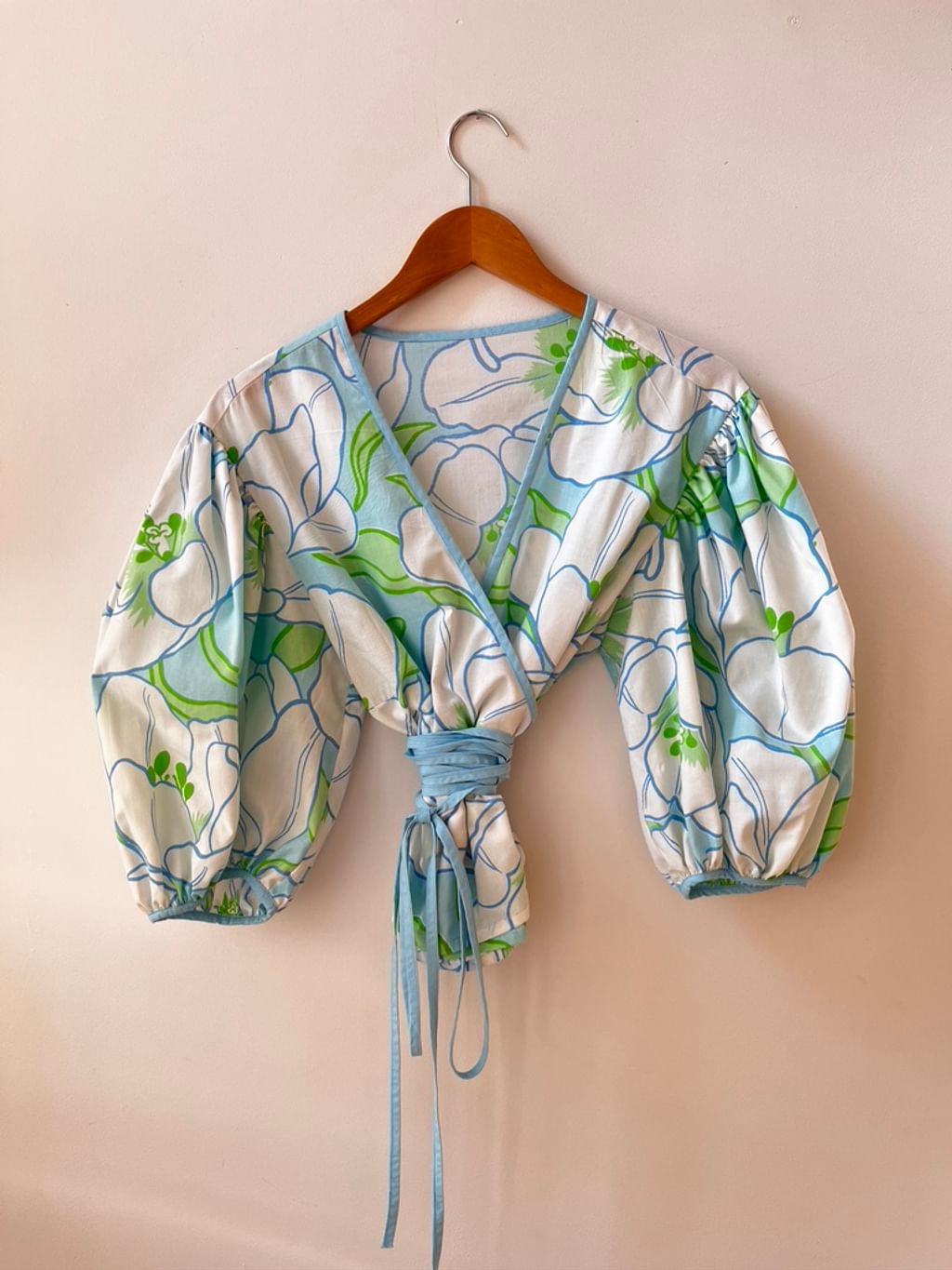 Upcycled - Bluzka z bufiastymi rękawami z vintage tkaniny