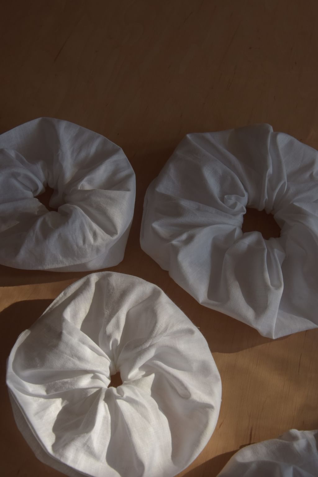 Średnia scrunchie z tkaniny vintage biała