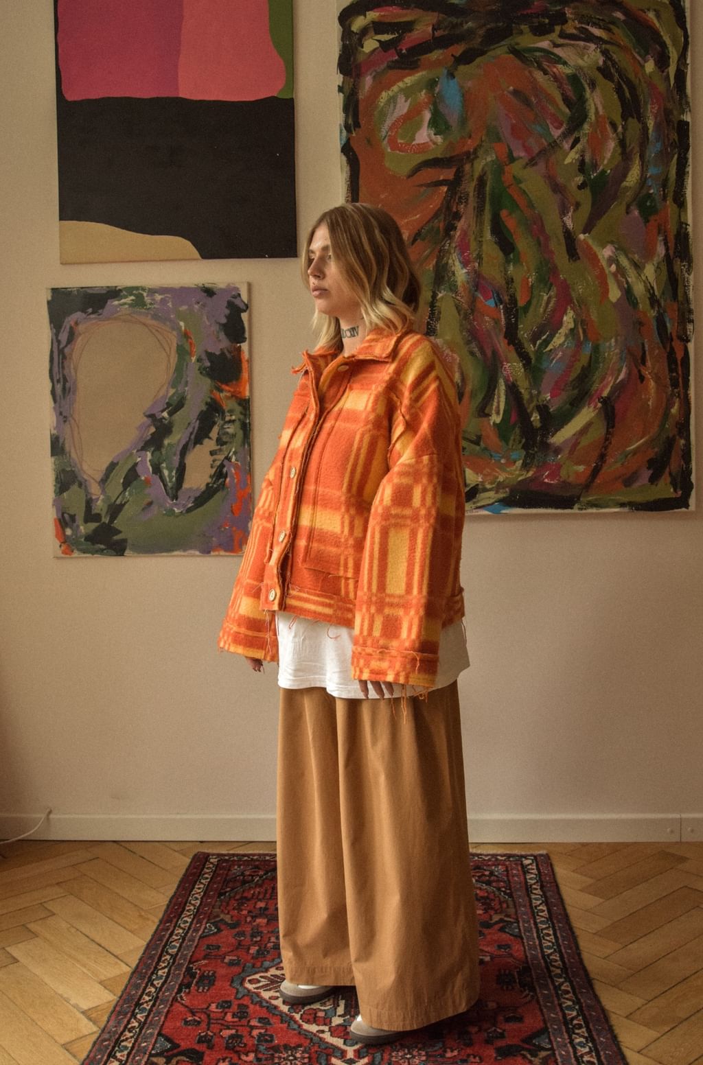 Upcycled - Kurtka koszulowa z bawełnianego puszystego koca w pomarańczową kratę