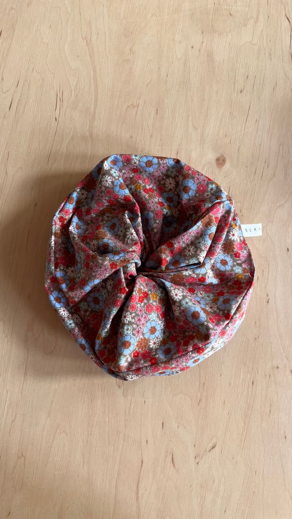 Duża scrunchie z tkaniny vintage kwiatki różowo niebieskie