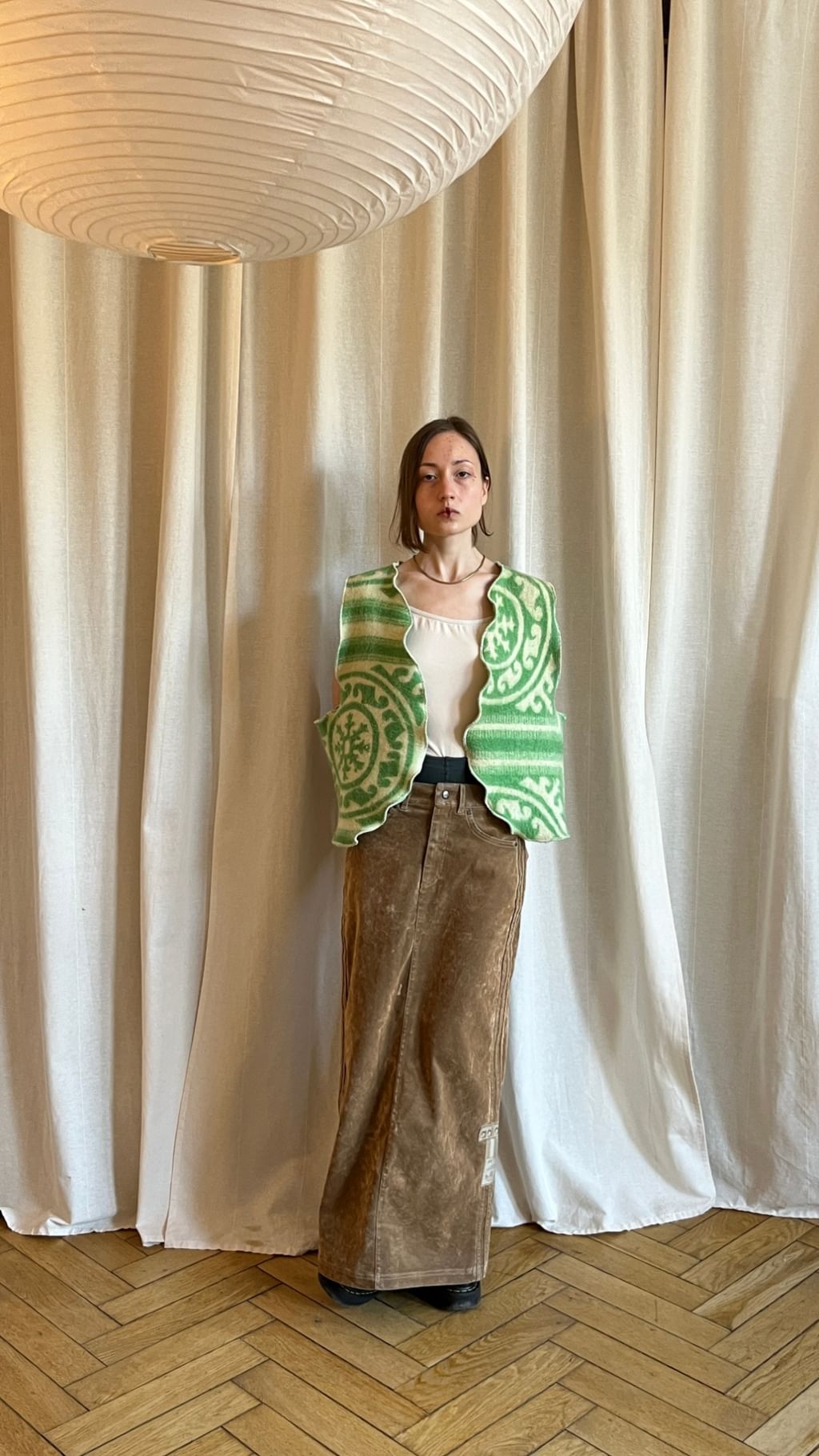 Zielona kamizelka z wełnianego koca