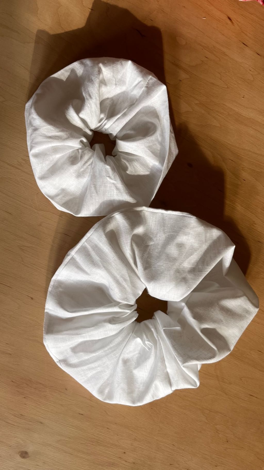 Duża scrunchie z tkaniny vintage biała.