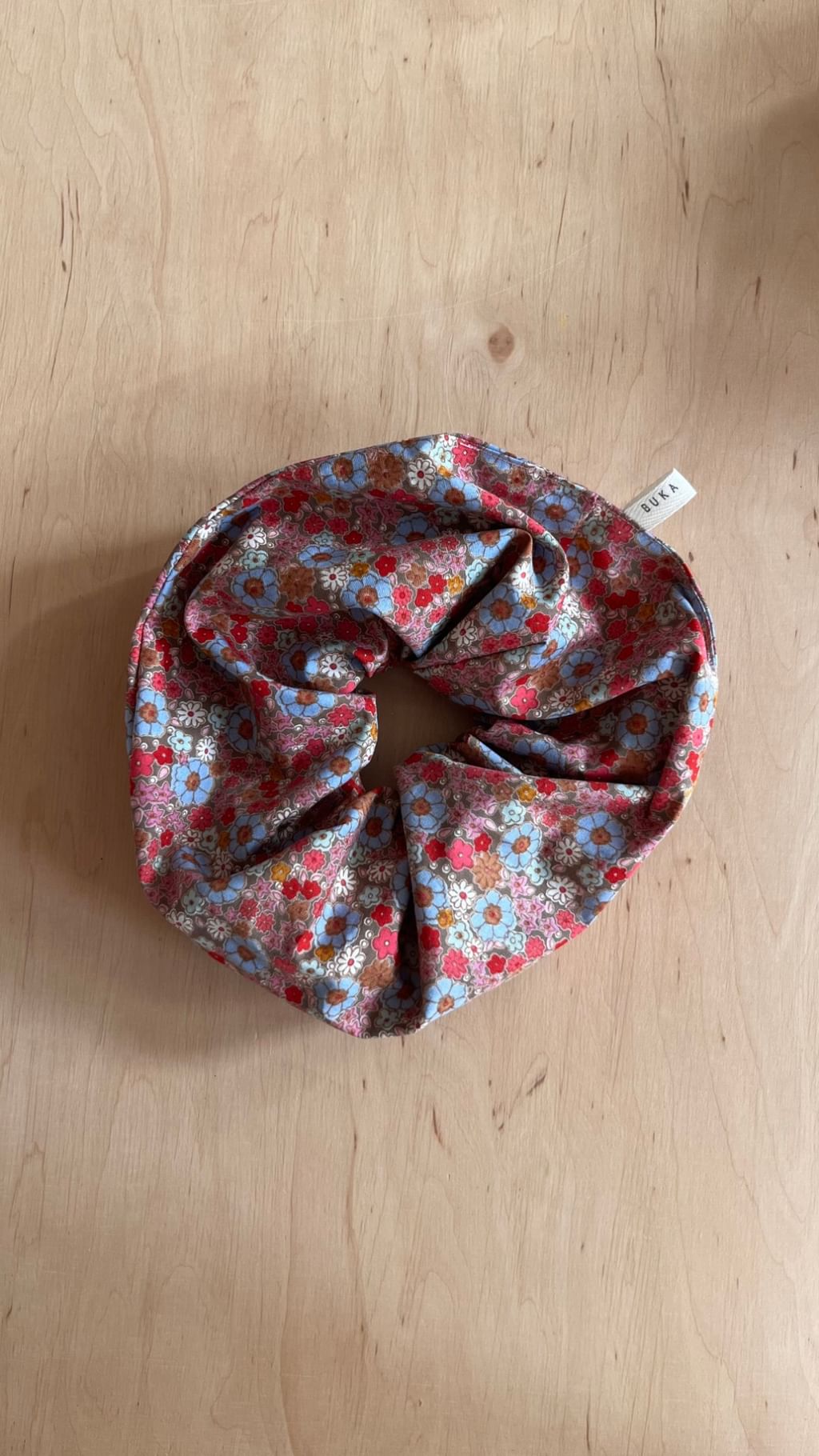 Duża scrunchie z tkaniny vintage kwiatki różowo niebieskie