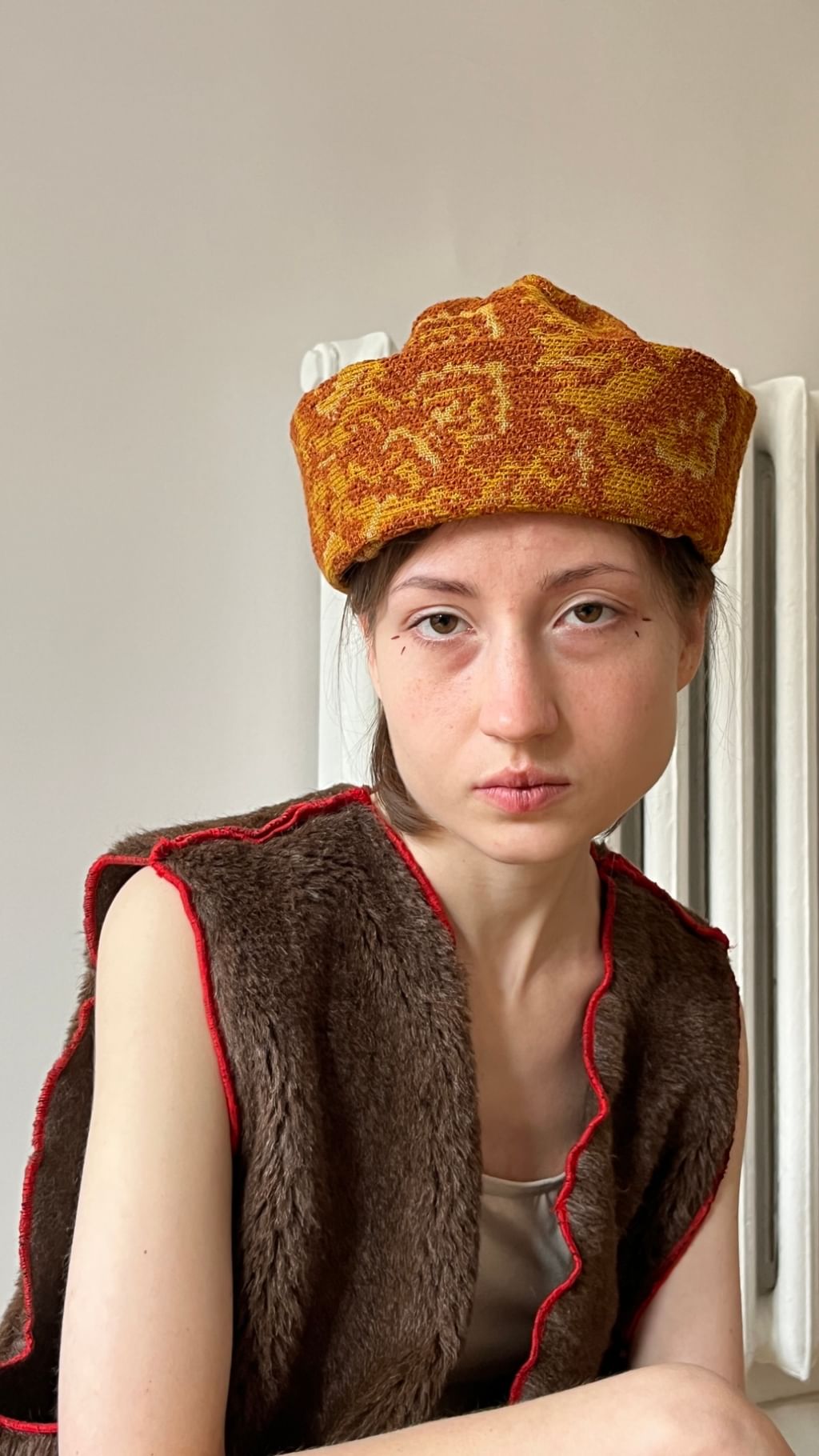 Kamizelka z welny lamy i alpaki z czerwoną kontrastową lamówką