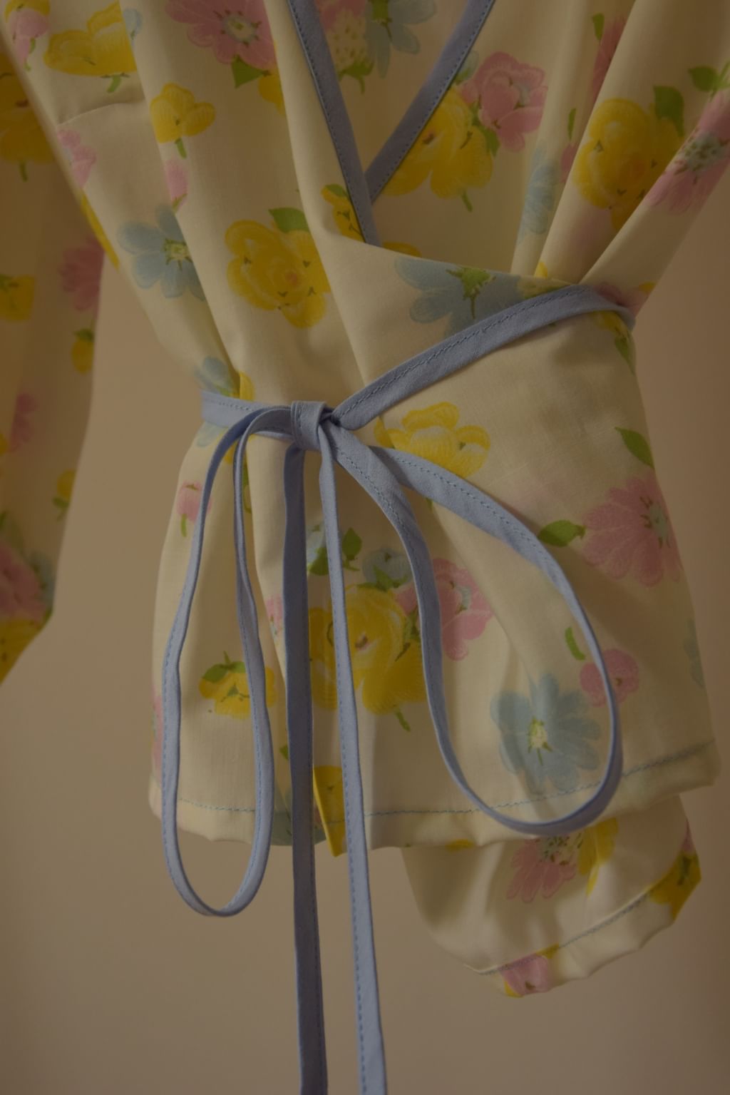 Upcycled - Bluzka z bufiastymi rękawami z tkaniny pościelowej niebieska lamówka