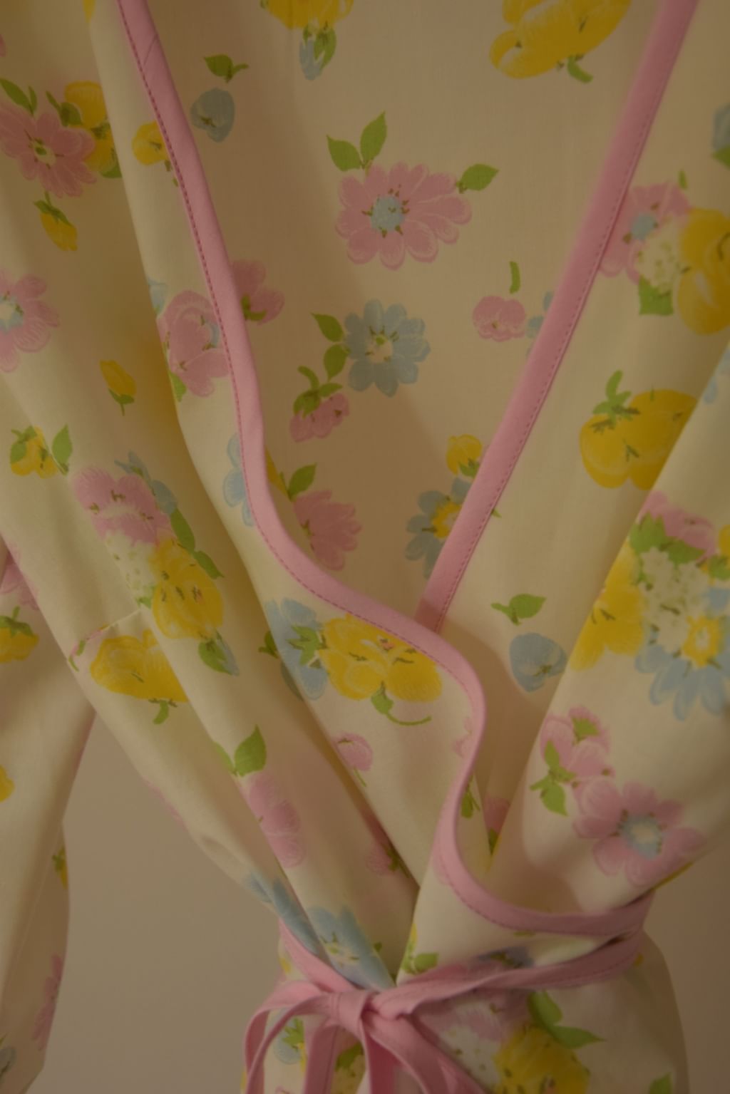 Upcycled - Bluzka z bufiastymi rękawami z tkaniny pościelowej różowa lamówka