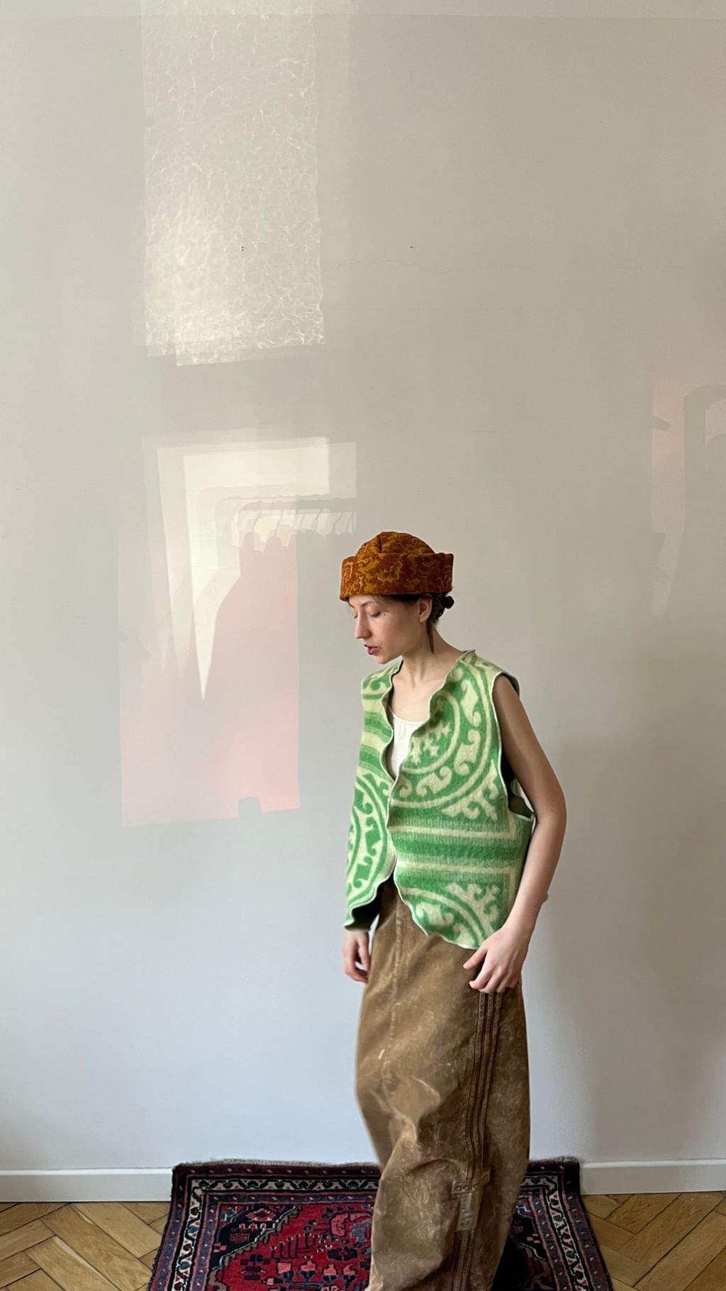 Zielona kamizelka z wełnianego koca