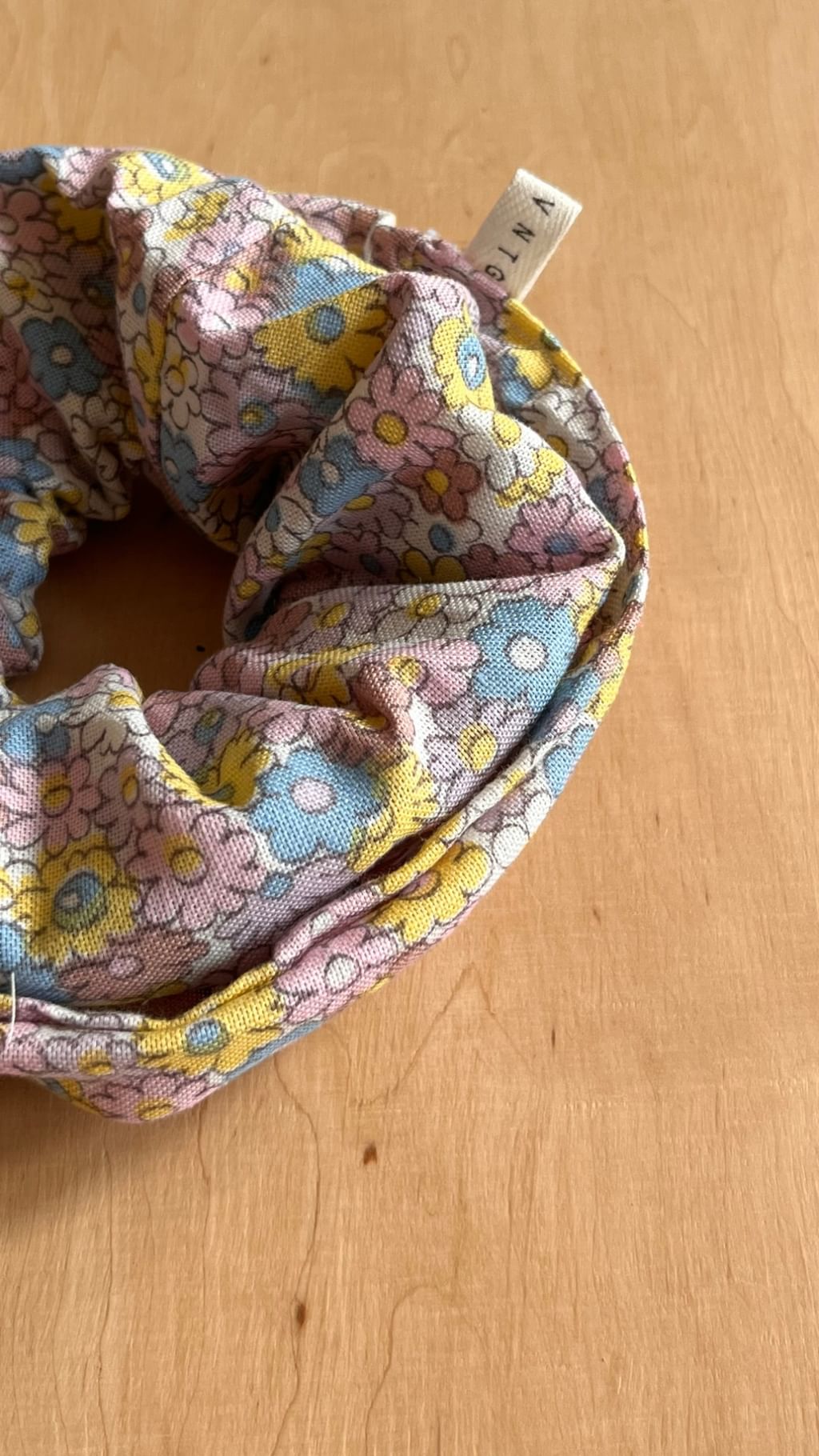 Średnia scrunchie z tkaniny lnianej vintage kwiatki