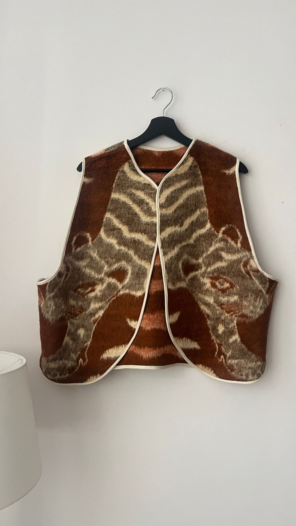 Upcycled - Kamizelka z bawełnianego kocyka w koty 