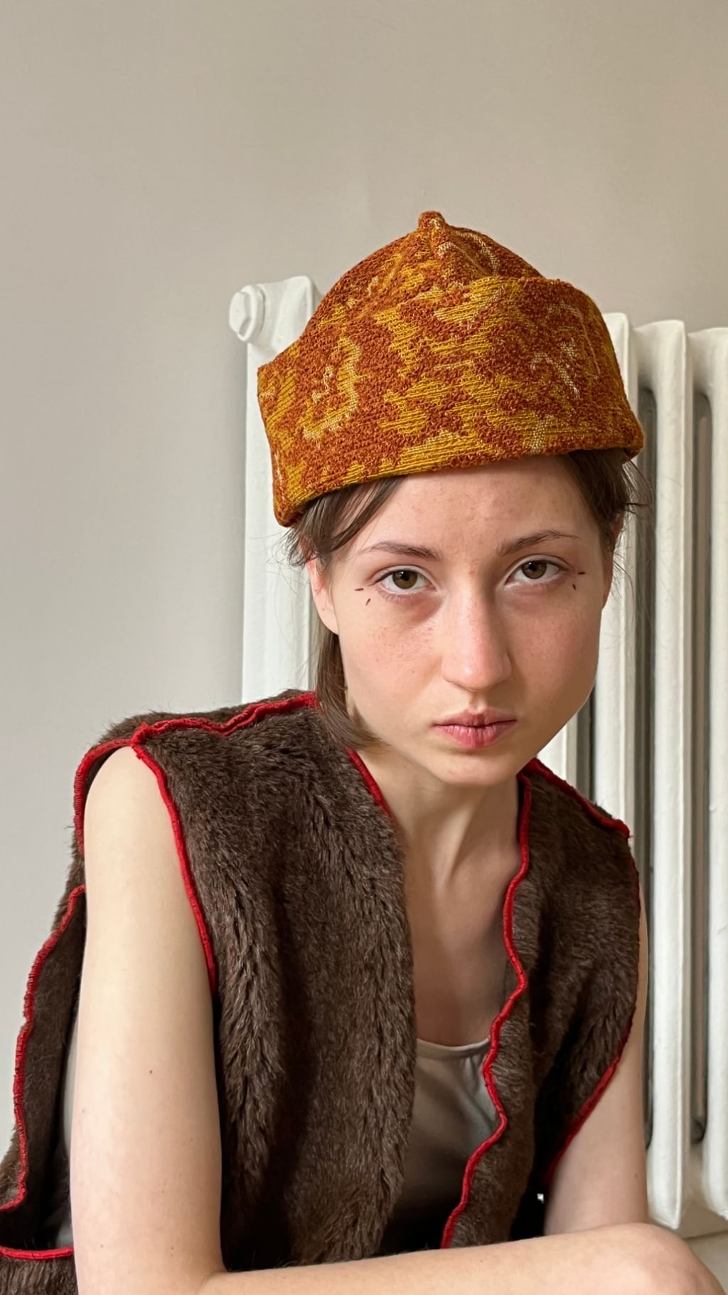 Kamizelka z welny lamy i alpaki z czerwoną kontrastową lamówką