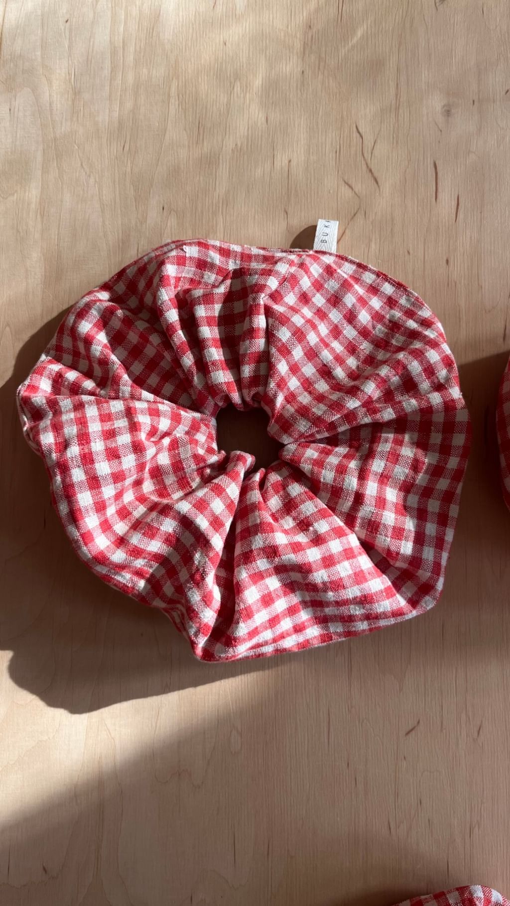 Średnia scrunchie z tkaniny vintage czerwona kratka (2)
