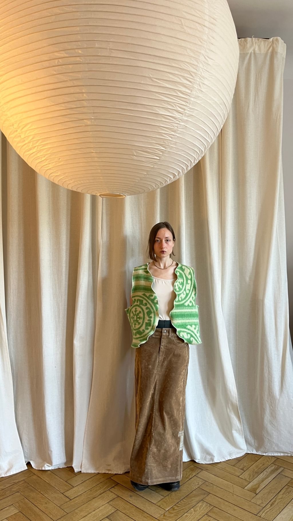 Zielona kamizelka z wełnianego koca