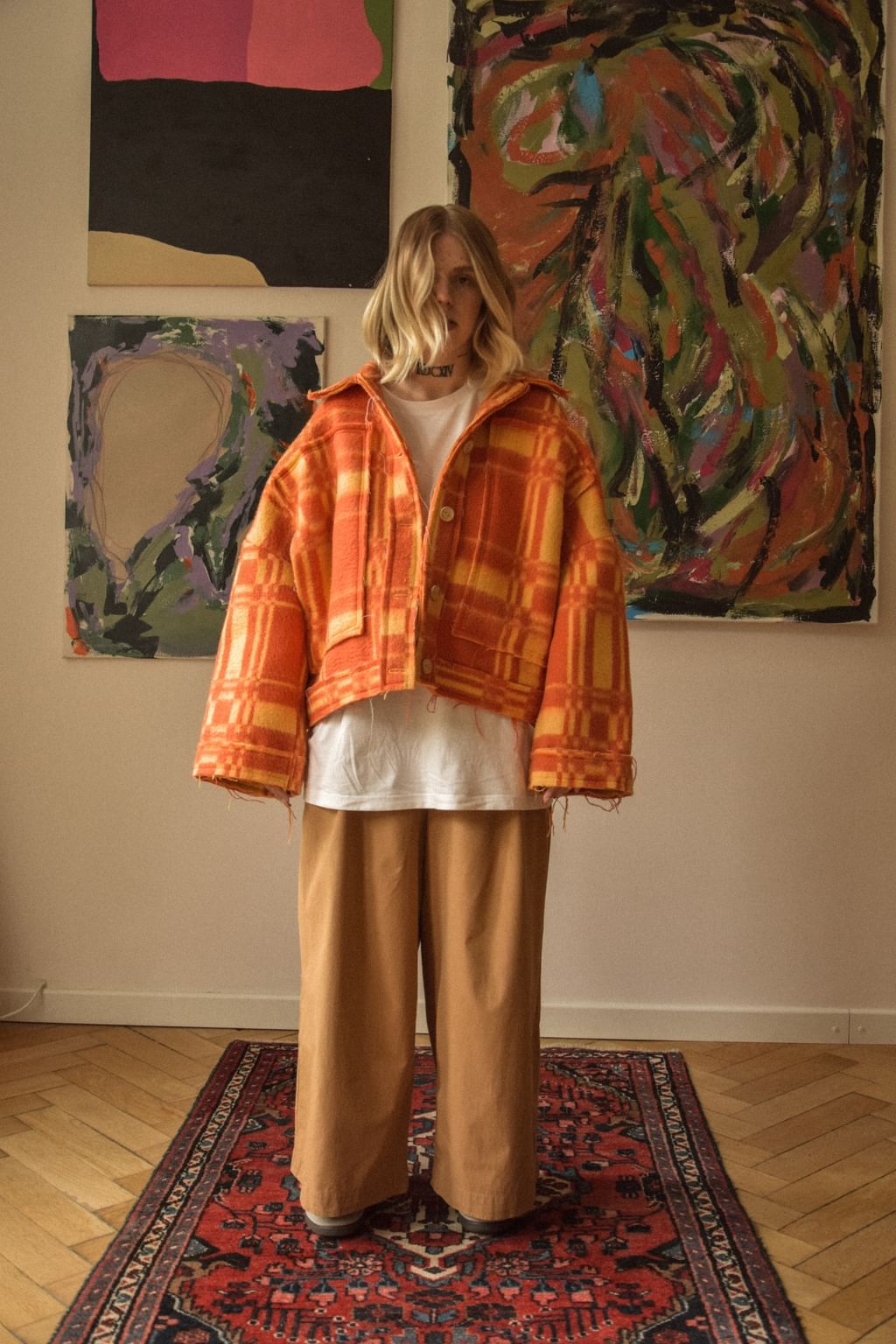 Upcycled - Kurtka koszulowa z bawełnianego puszystego koca w pomarańczową kratę