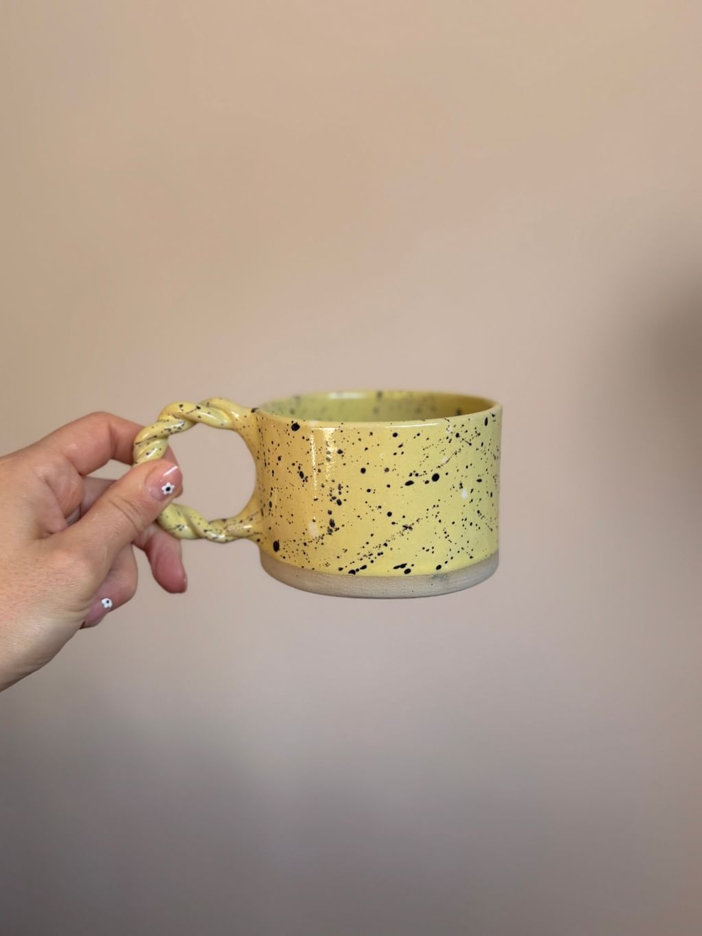 Kubek a'la filiżanka z plecionym uchem