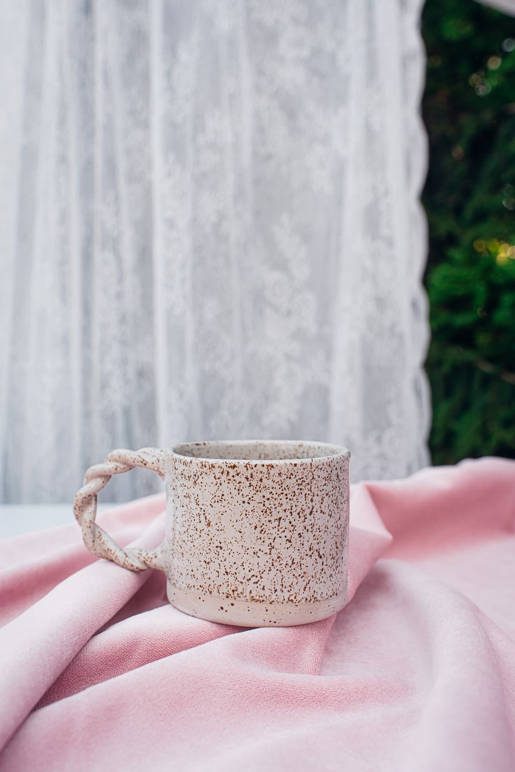 Kubek z plecionym uchem