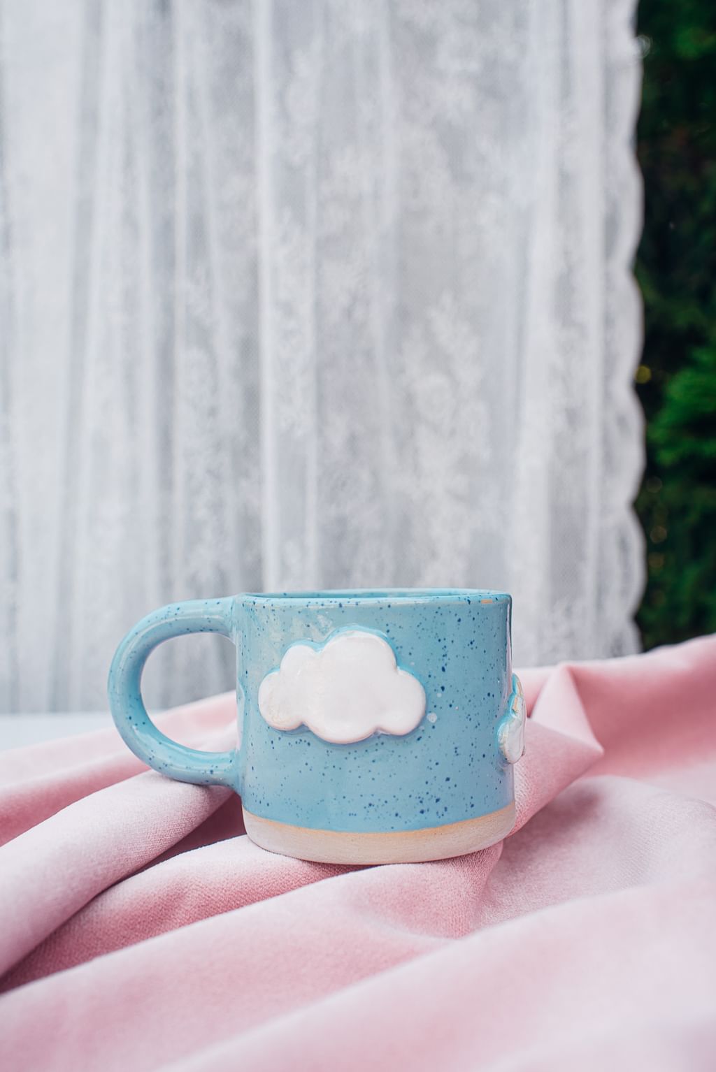 Kubek chmurki niebieski