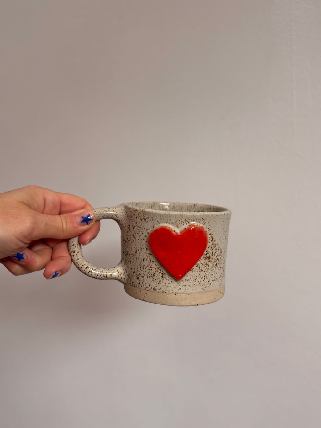 Kubek z małym czerwonym sercem
