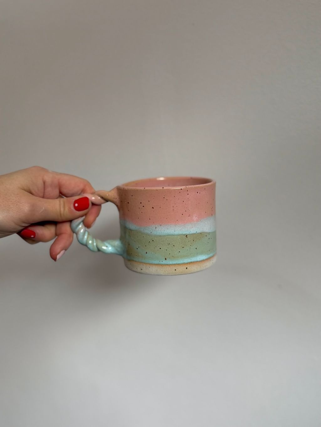 Kubek z plecionym uchem