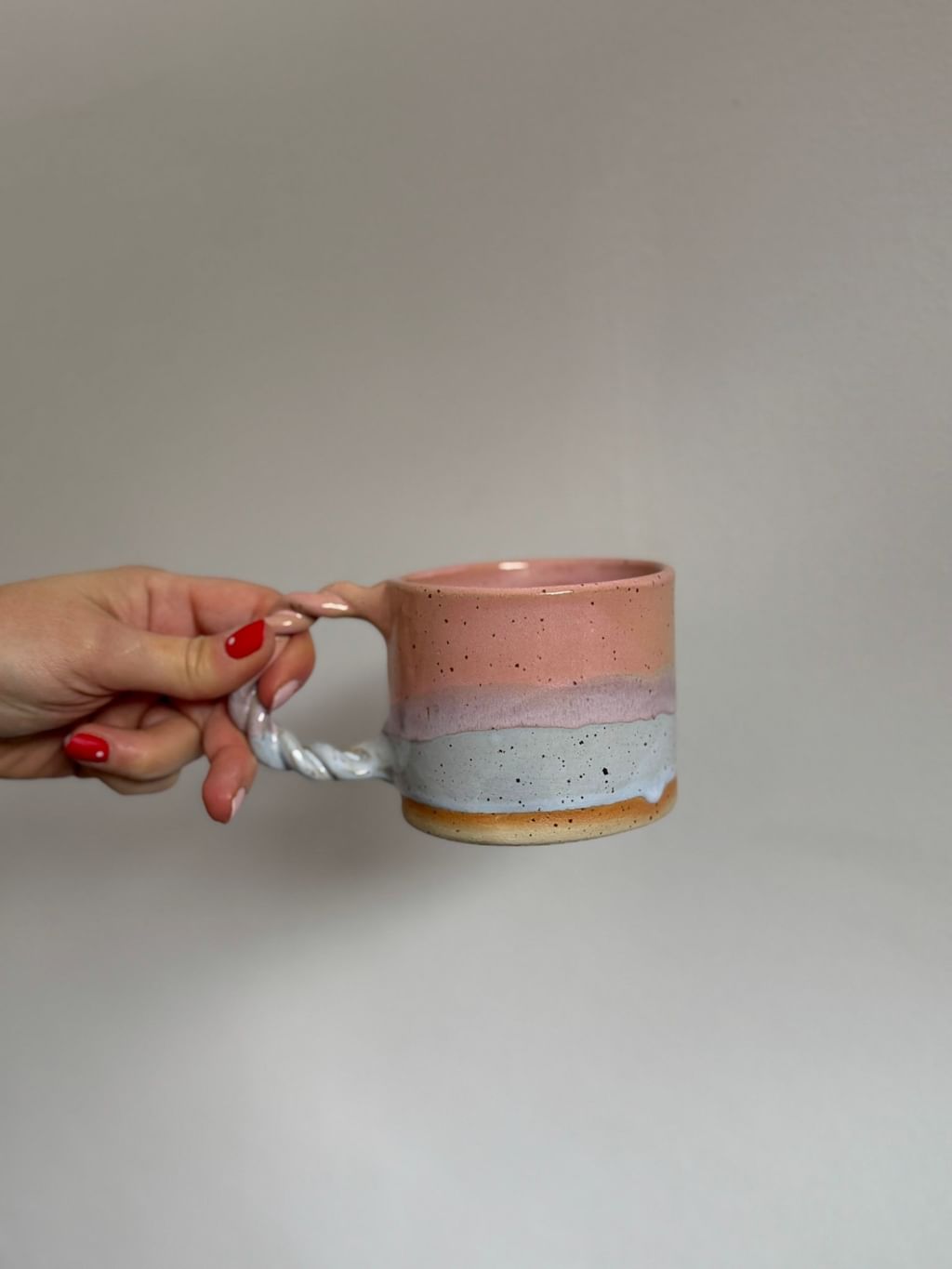 Kubek z plecionym uchem 