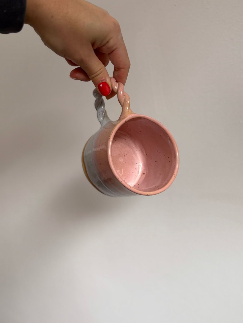 Kubek z plecionym uchem 