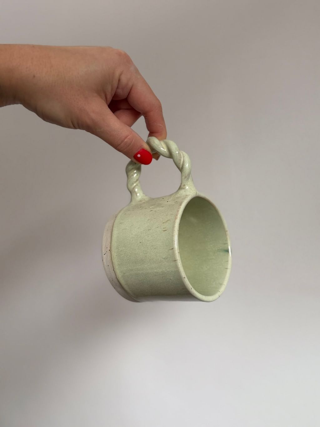 Kubek z plecionym uchem 