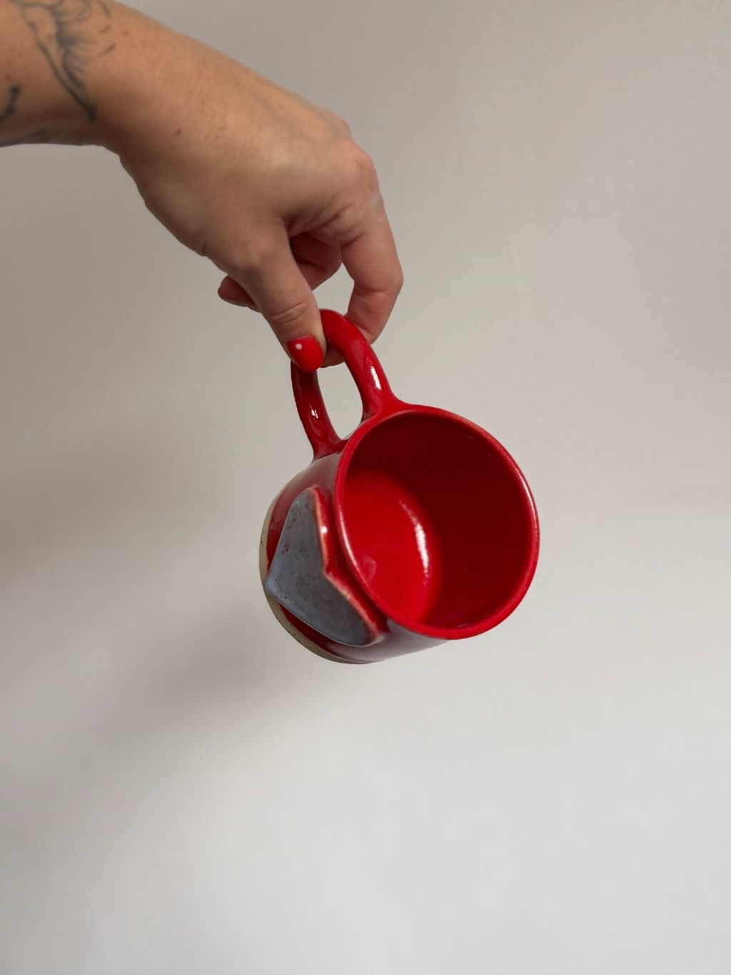 Kubek z niebieskim sercem bordowy