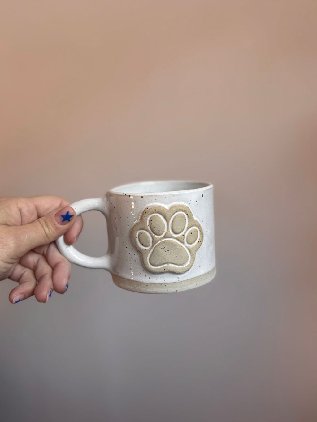 Kubek z łapką biały