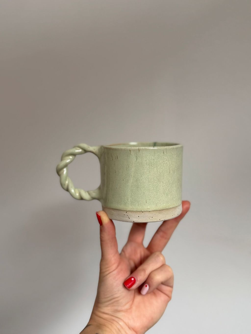 Kubek z plecionym uchem 