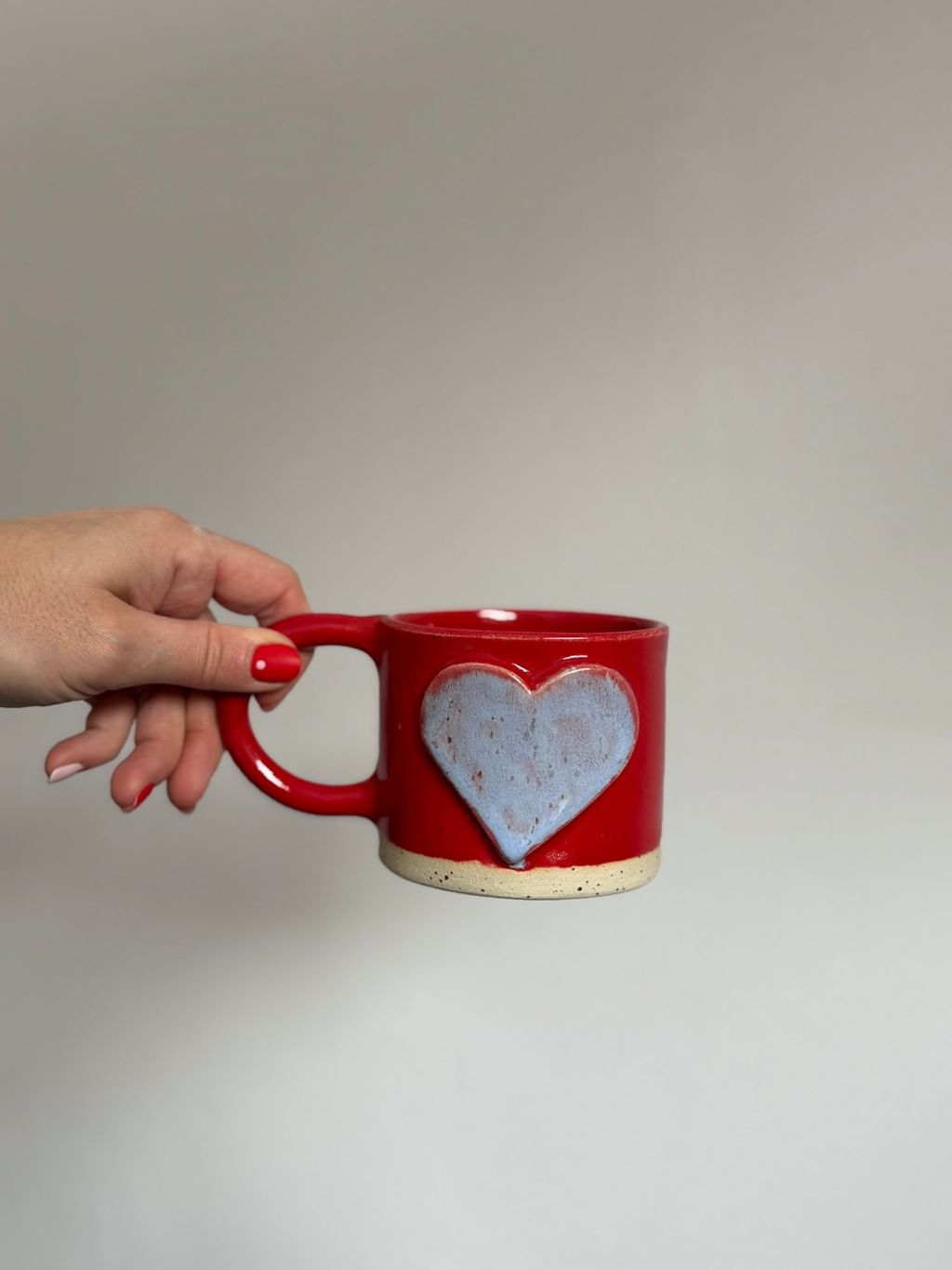 Kubek z niebieskim sercem bordowy