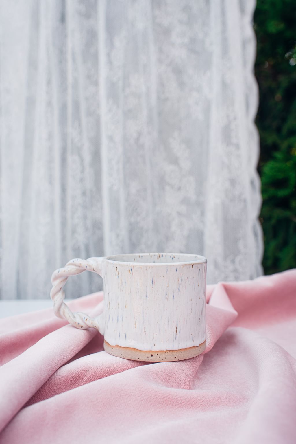 Kubek z plecionym uchem