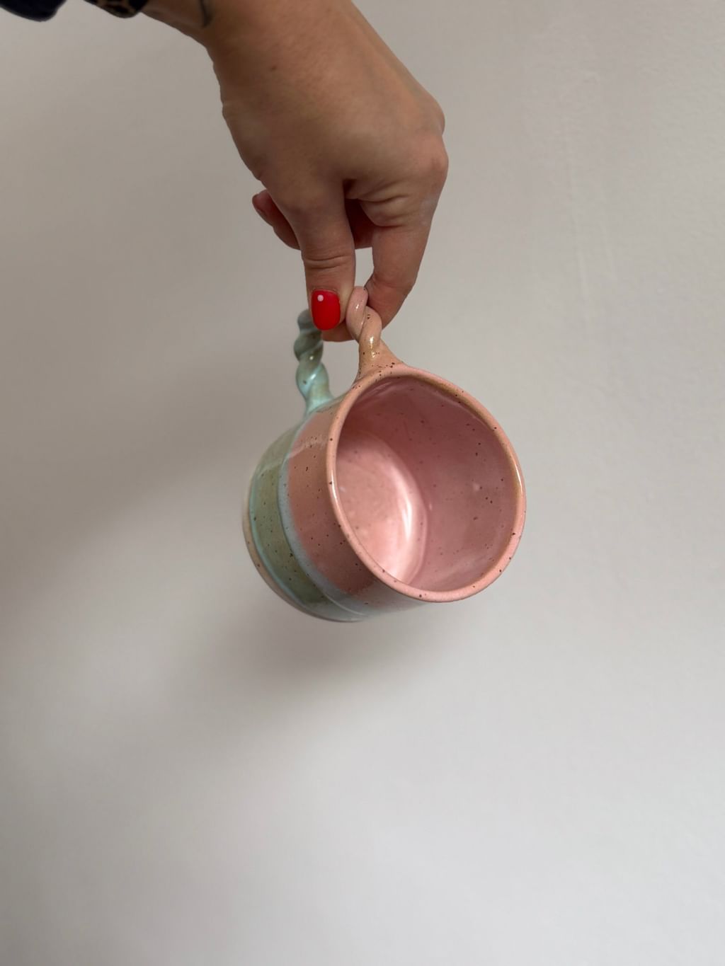 Kubek z plecionym uchem