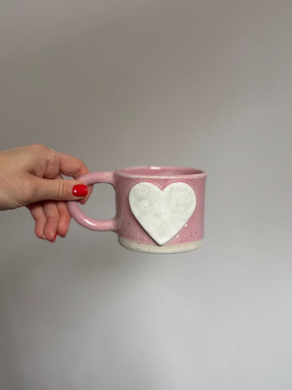 Kubek z białym sercem różowy
