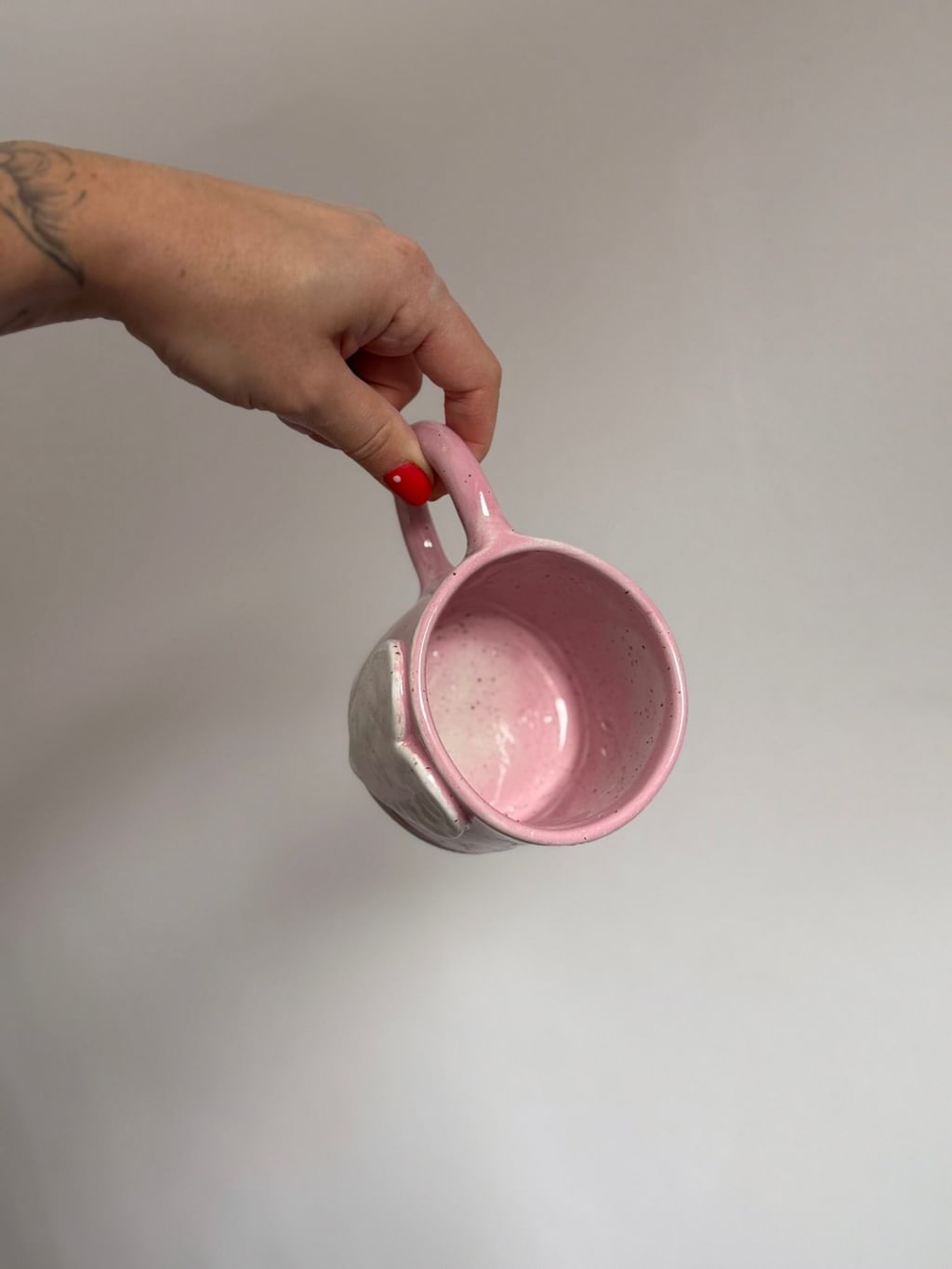 Kubek z białym sercem różowy