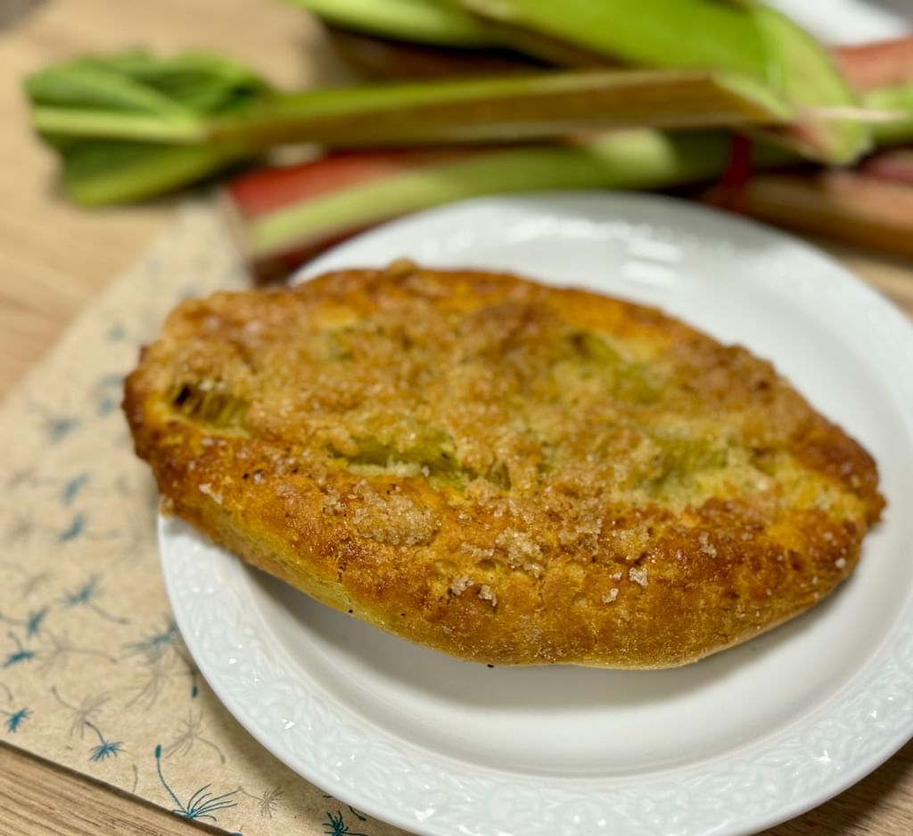 Drożdżówka z rabarbarem